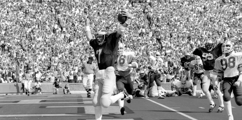 bhl-david-hall-um-football-scoring-touchdown-vs-wash-st-1983