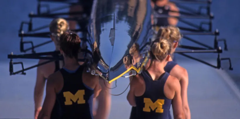 bhl-um-womens-rowing-1999-ncaa-2nd-varsity-8-carrying-boat
