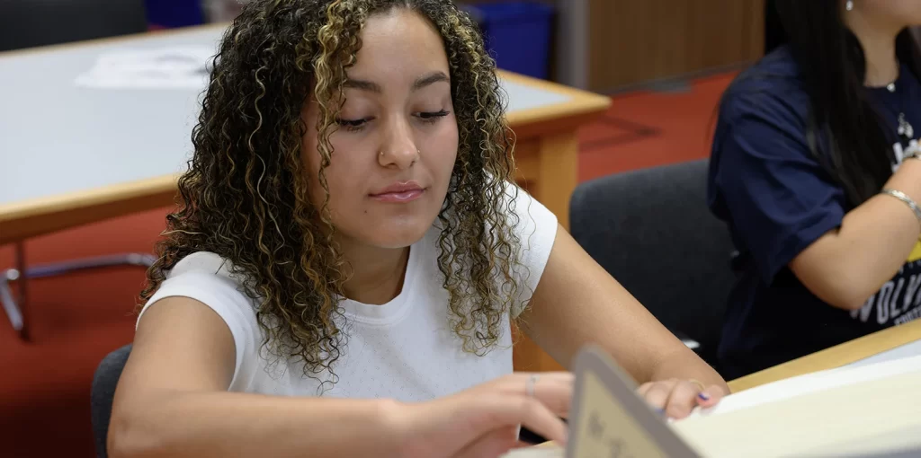 bhl-reading-room-student