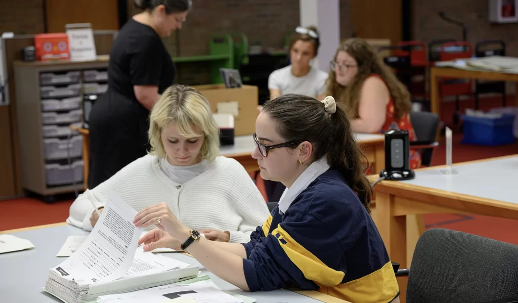 bhl-reading-room-students-working