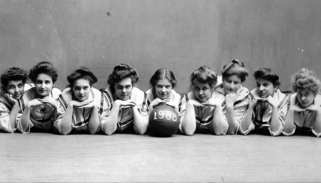 bhl-university-of-michigan-womens-basketball-team-1908
