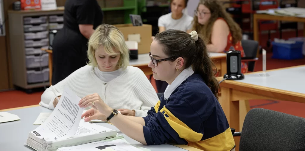 bhl-reading-room-students-working