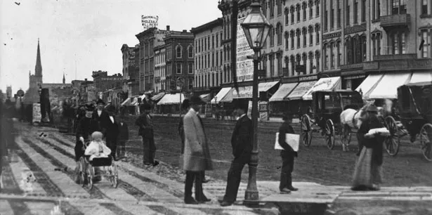 bhl-woodward-avenue-street-scene-street-light-on-foreground-detroit-michigan